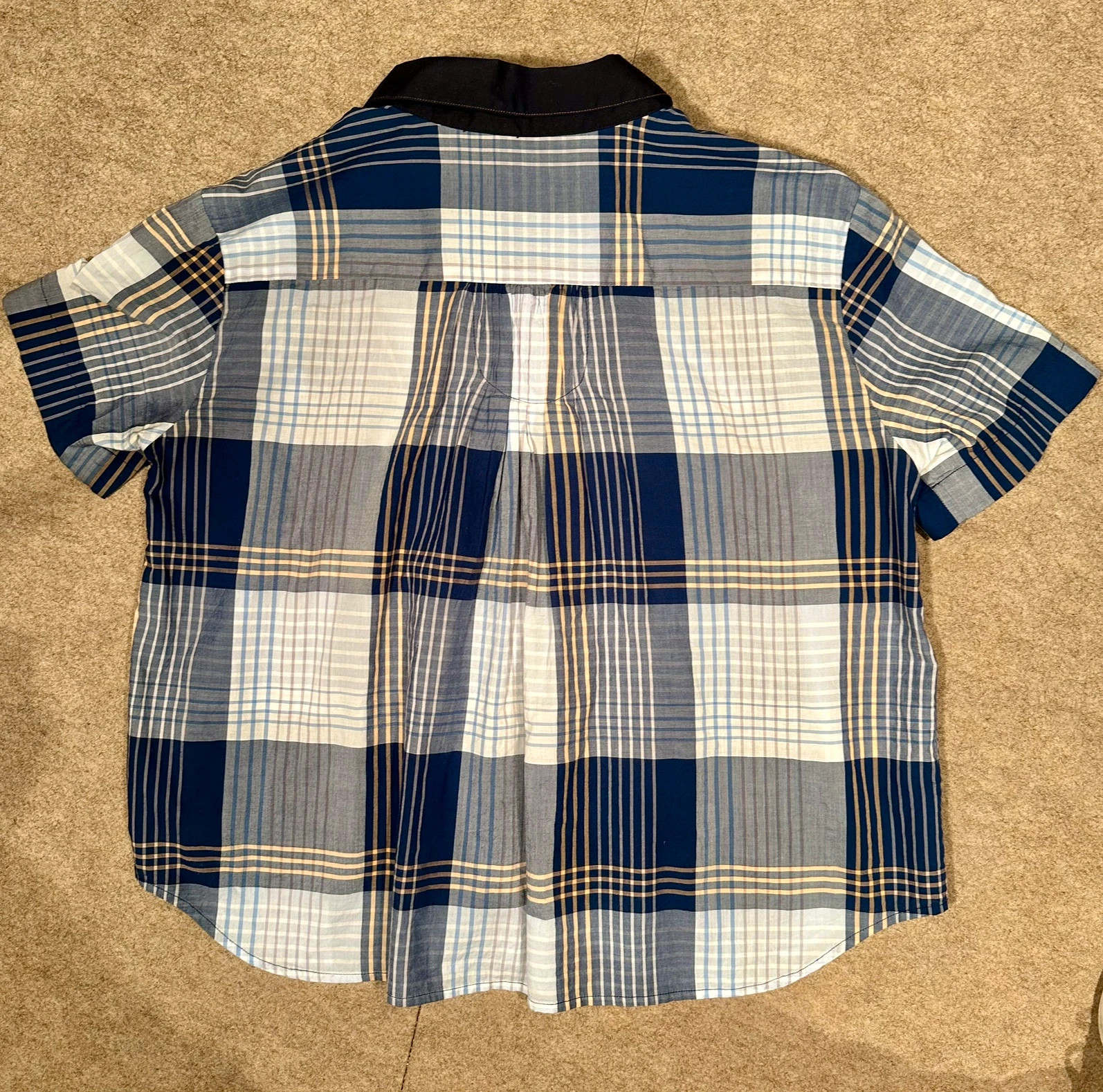 Chemise ample, décontractée en coton. Se lave sans problème et ne se repasse pas.En très bon état. Convient pour du 38 over size, 40 ou 42 français. 2