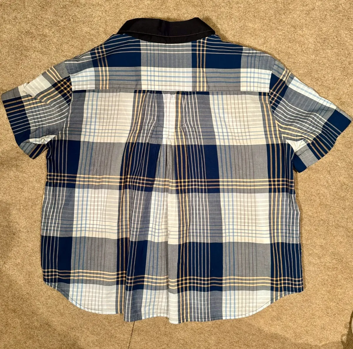Chemise ample, décontractée en coton. Se lave sans problème et ne se repasse pas.En très bon état. Convient pour du 38 over size, 40 ou 42 français. 2