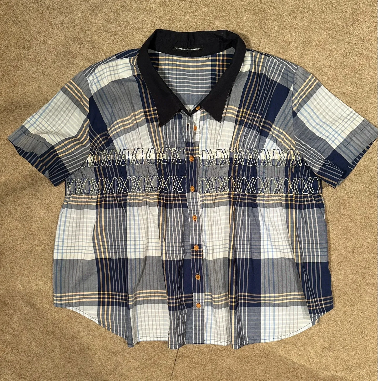 Loose, relaxed cotton shirt. Machine-washable, no ironing needed. Very good condition. Fits an oversized FR 38, or a 40-42.
