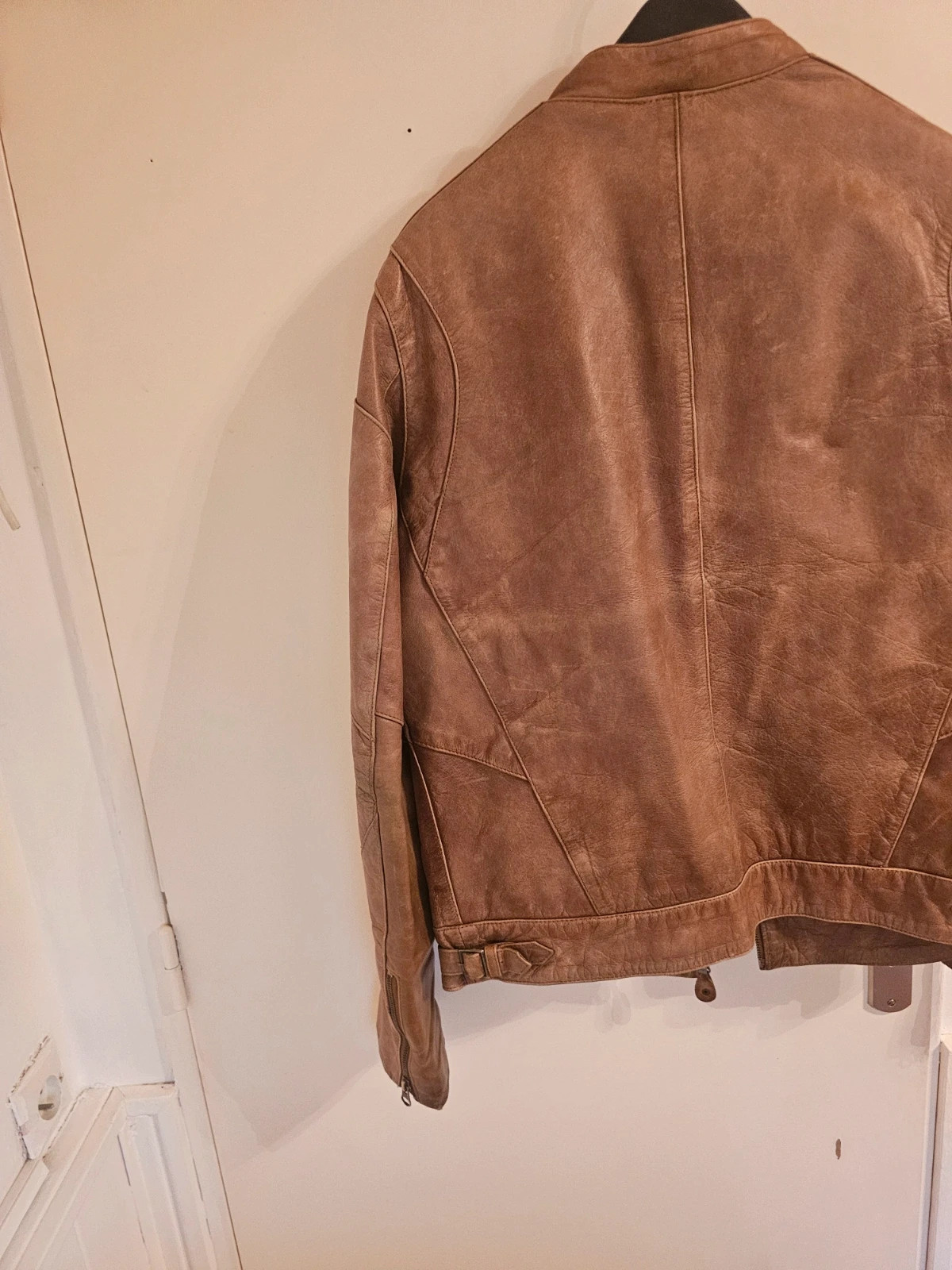 Veste cuir italien vintage
Taille XXL mais conviens à une taille L
Très belle patine 7