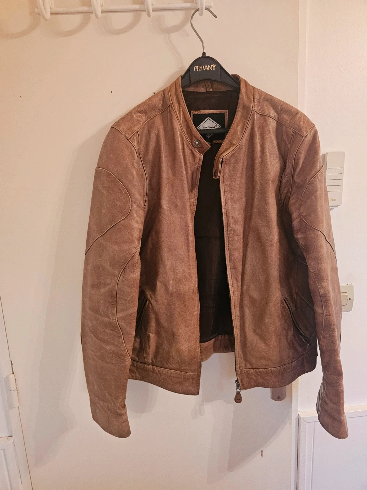 Veste cuir italien vintage
Taille XXL mais conviens à une taille L
Très belle patine 2