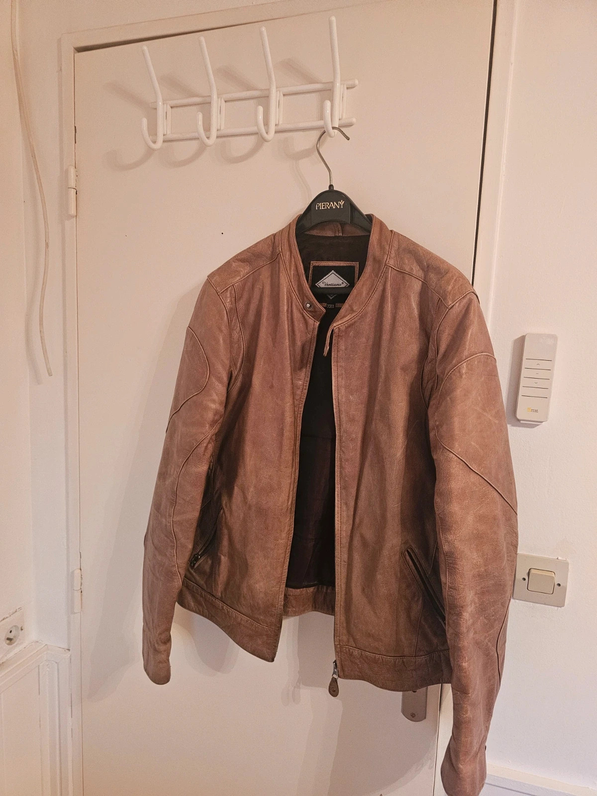 Veste cuir italien vintage
Taille XXL mais conviens à une taille L
Très belle patine 1