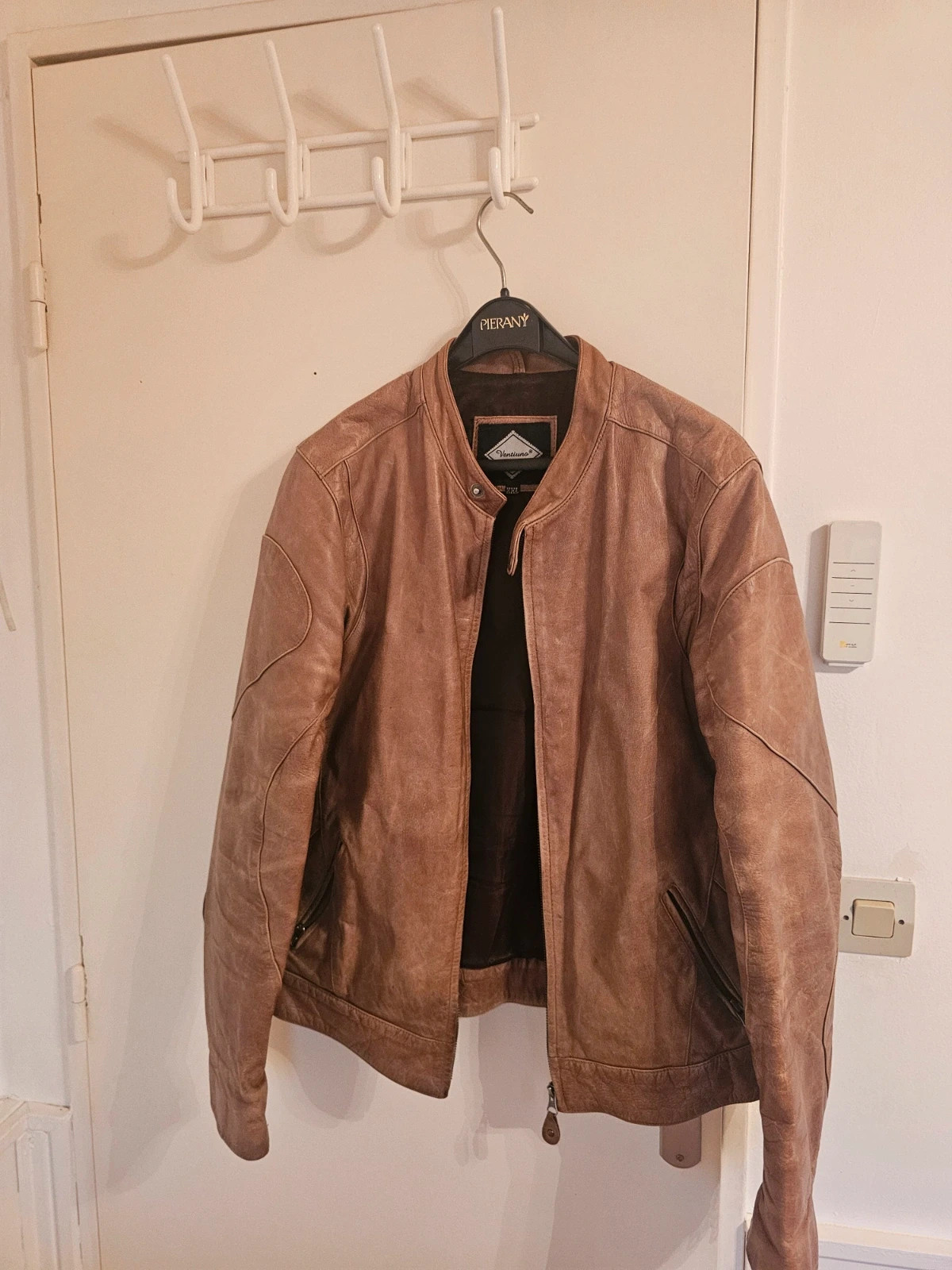 Veste cuir italien vintage
Taille XXL mais conviens à une taille L
Très belle patine 3
