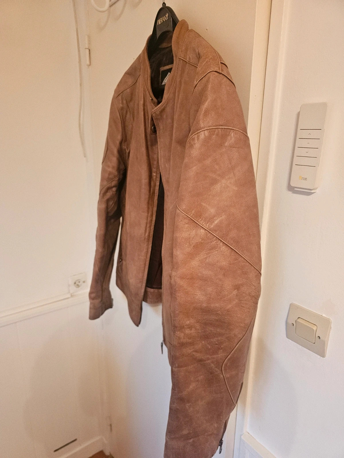 Veste cuir italien vintage
Taille XXL mais conviens à une taille L
Très belle patine 5
