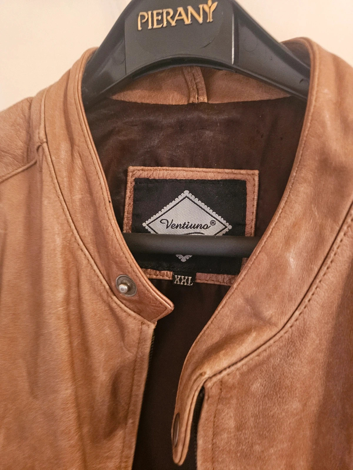 Veste cuir italien vintage
Taille XXL mais conviens à une taille L
Très belle patine 4