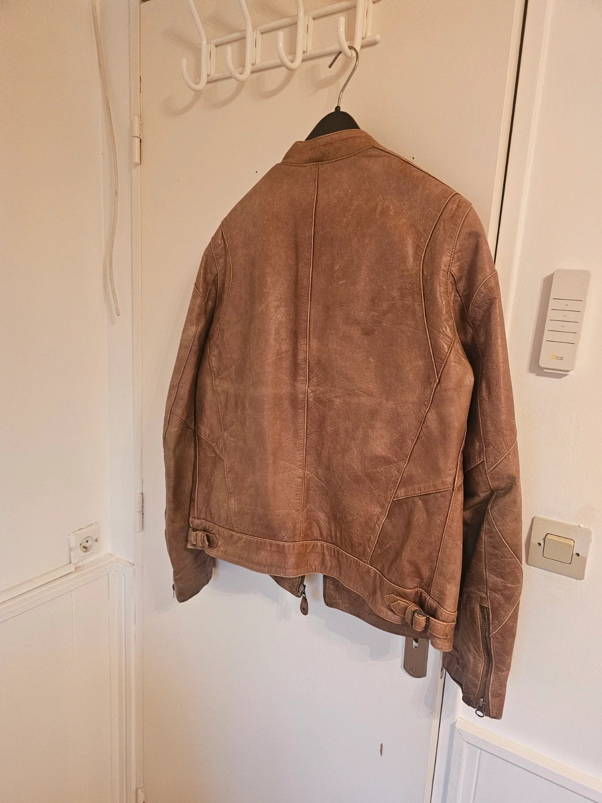Veste cuir italien vintage
Taille XXL mais conviens à une taille L
Très belle patine 6