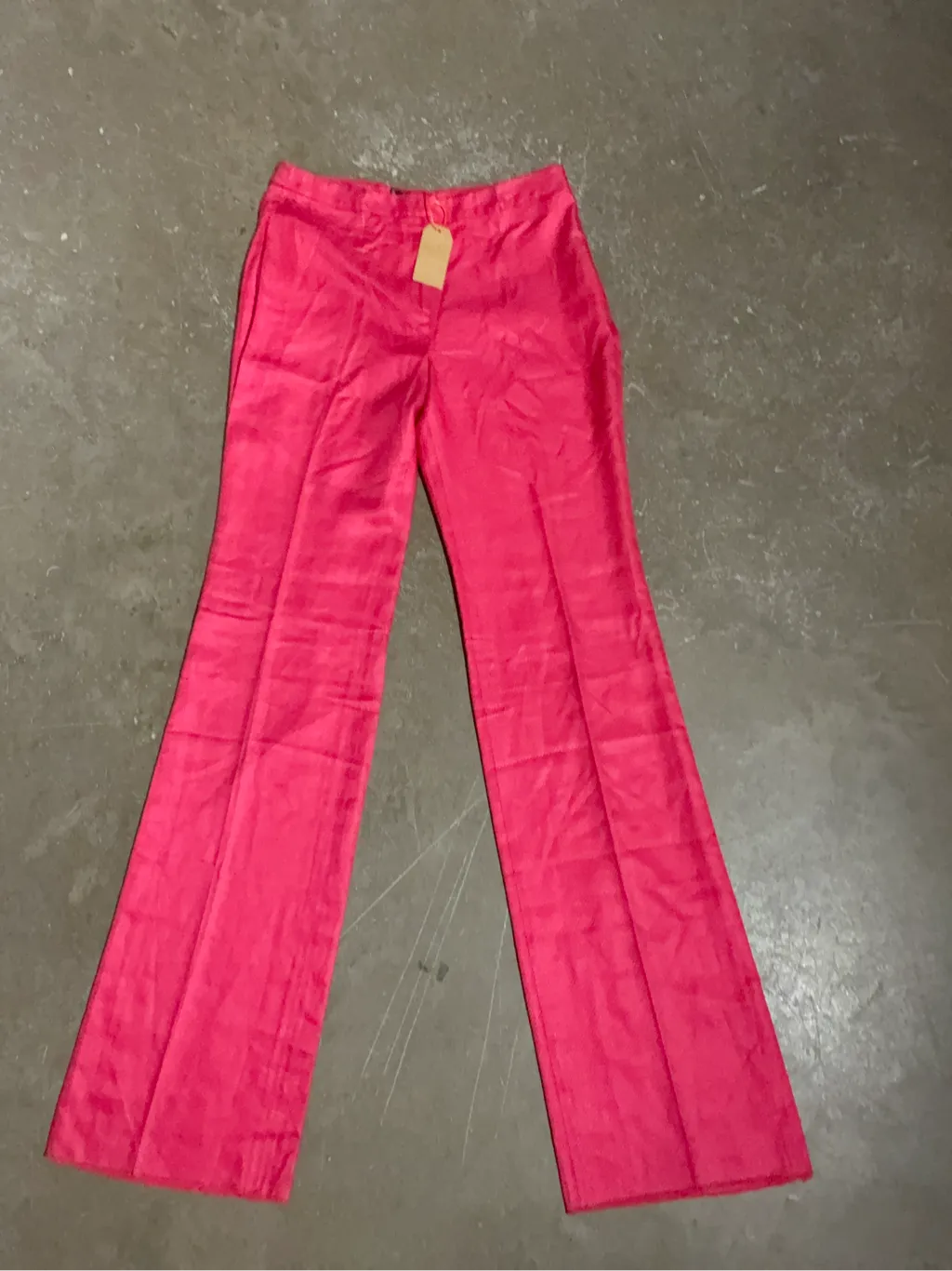 Pantalon évasé fuchsia en soie de la marque Gianni Versace, fabriqué en Italie.