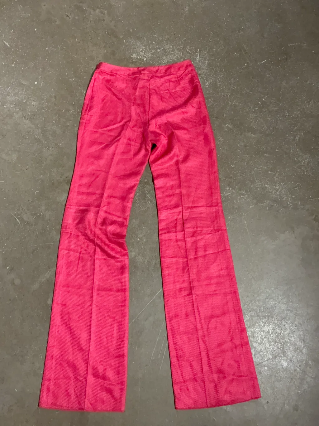 Pantalon évasé fuchsia en soie de la marque Gianni Versace, fabriqué en Italie. 2