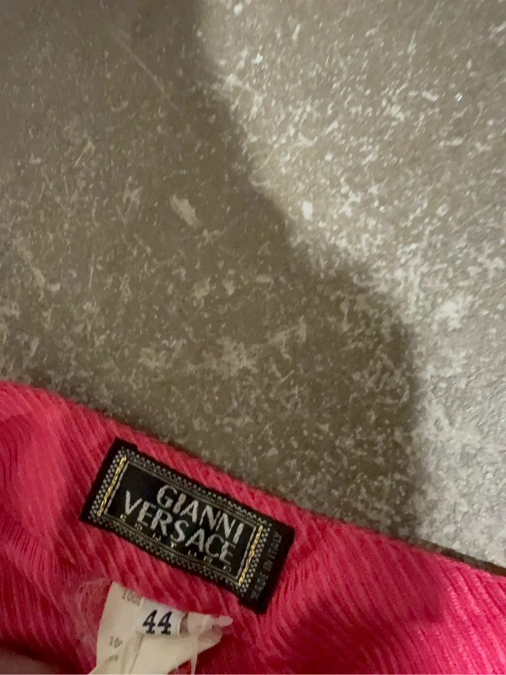 Pantalon évasé fuchsia en soie de la marque Gianni Versace, fabriqué en Italie. 4