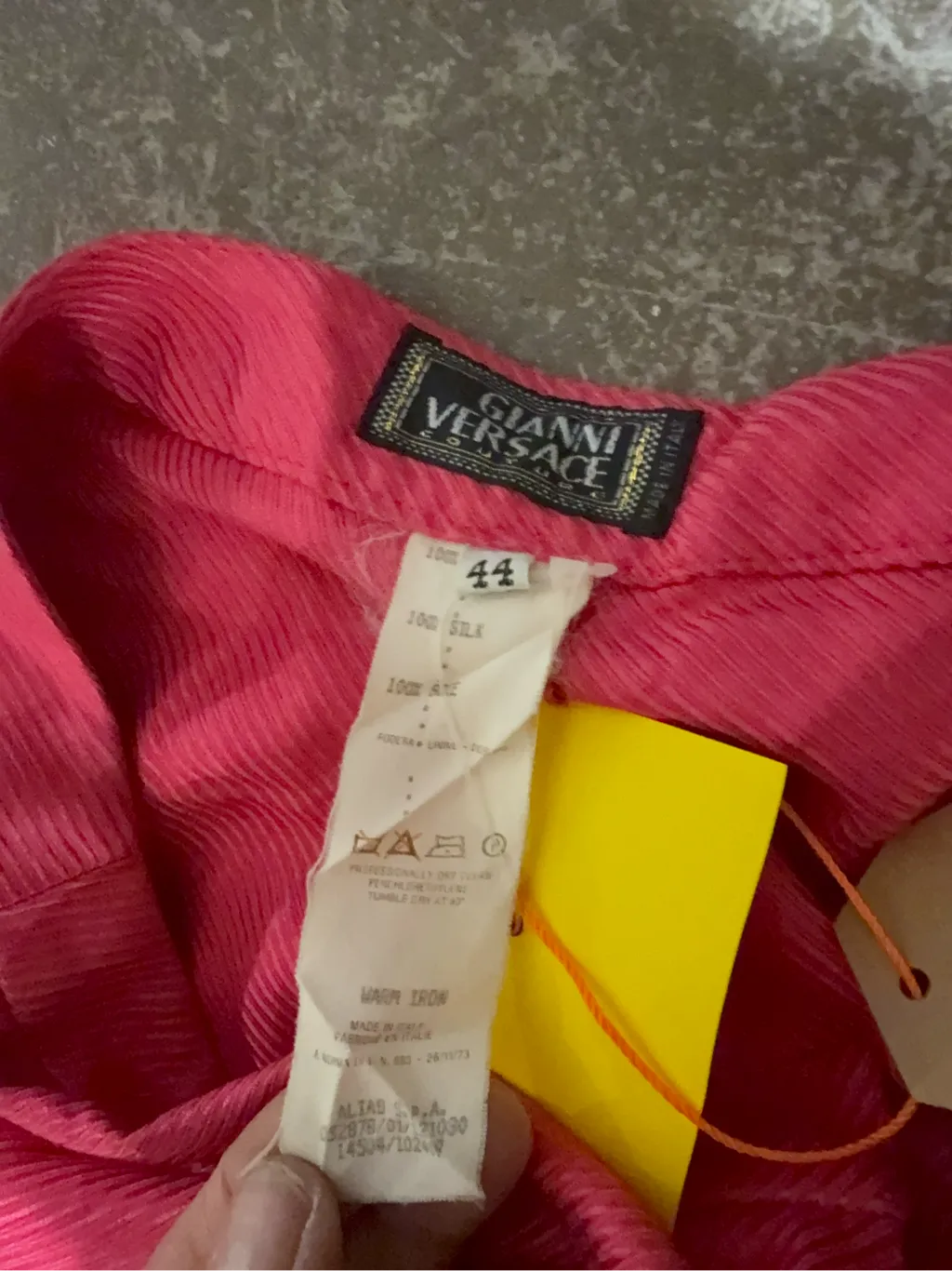 Pantalon évasé fuchsia en soie de la marque Gianni Versace, fabriqué en Italie. 5