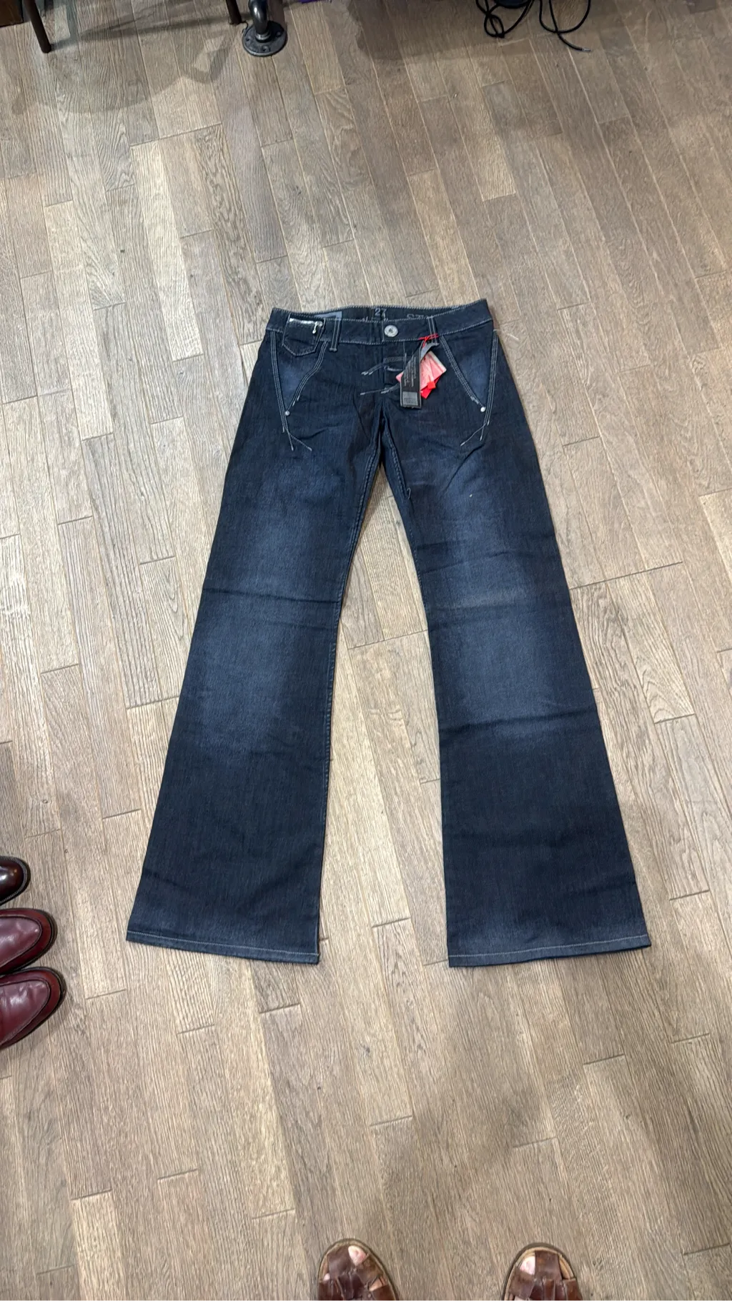 Jean évasé bleu foncé de la marque Marithé + François Girbaud, modèle Starwork, taille 27, neuf avec étiquettes.