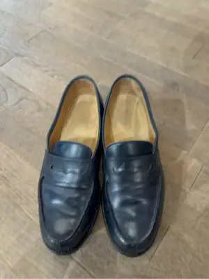 Paire de mocassins loafers noirs en cuir de la marque Paraboot Modele Adonis, fabriqués en France avec une construction Goodyear.