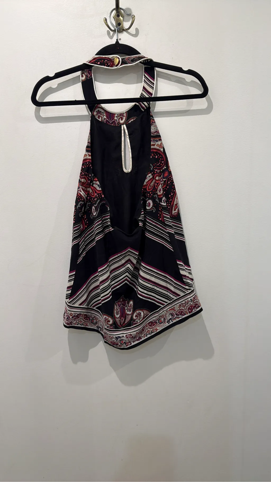 Top femme noir à motif cachemire multicolore avec col halter et détail goutte d'eau. 2