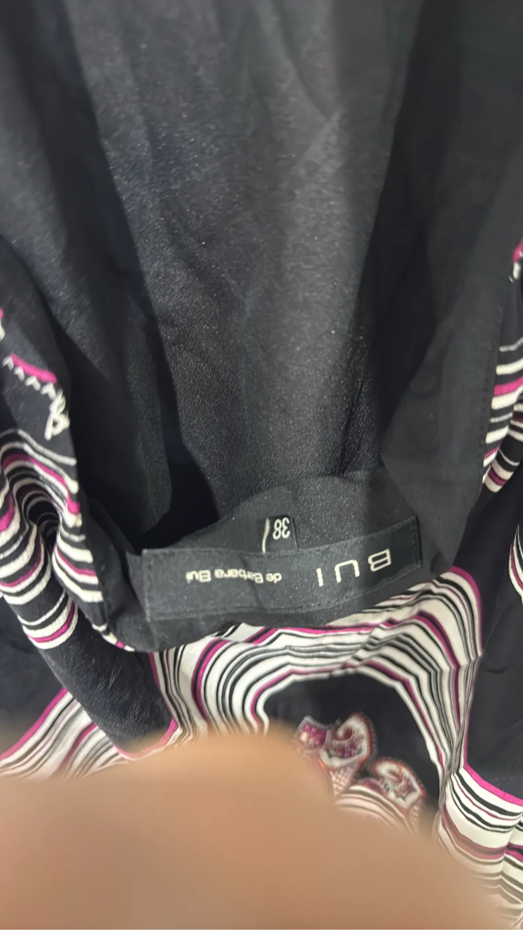 Top femme noir à motif cachemire multicolore avec col halter et détail goutte d'eau. 4