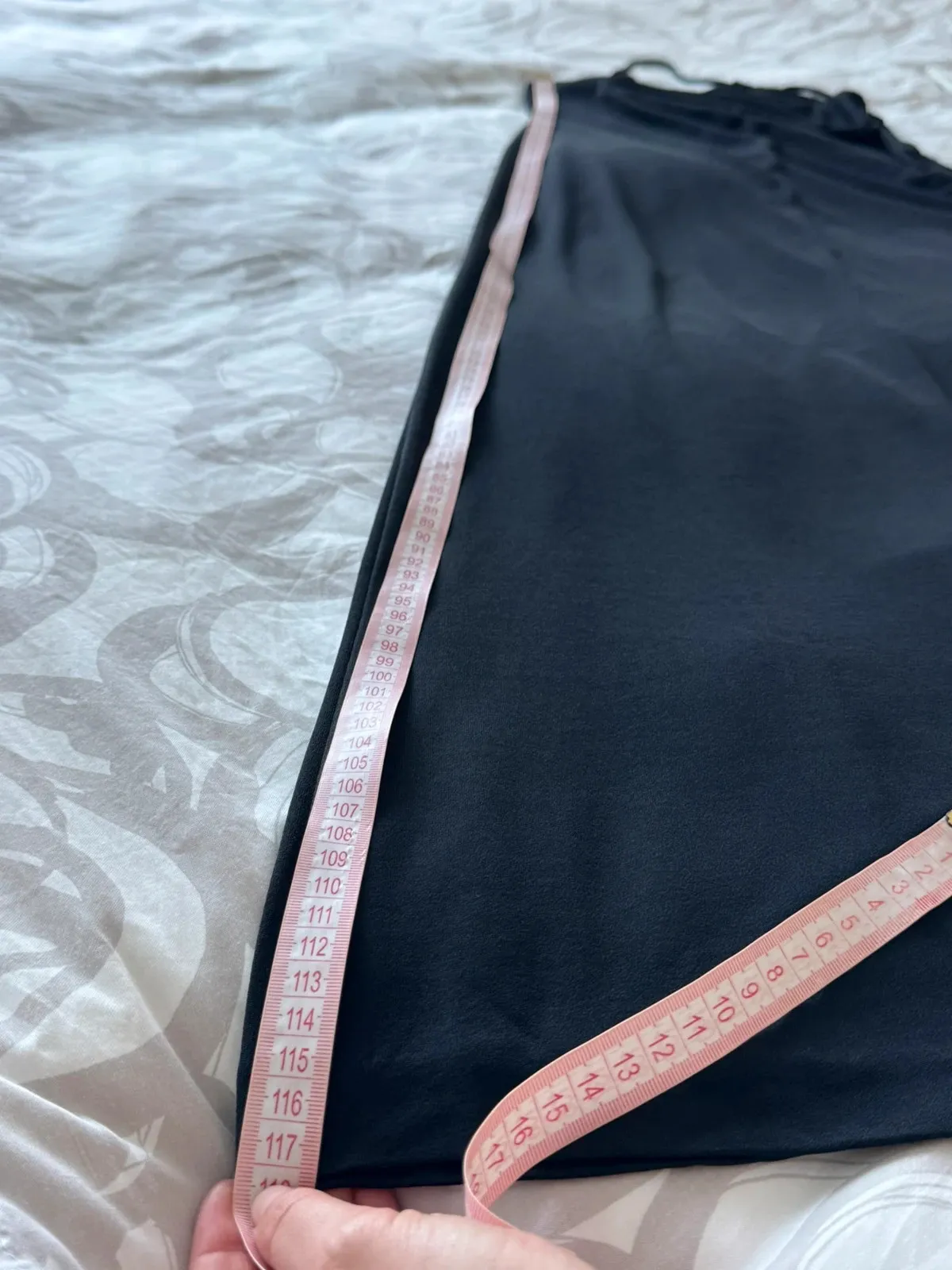 Elegant Marella long black dress with halter neck, thin straps and a beautiful fitted silhouette.
Size:
XS, but also fits a small S. (See photos for dimensions.)
• I wear S/M and am 1.63 m tall; for me, it's just a little too small at the bust, which gives you an idea of the fit in the photos.
Material:
Wash label missing, but the fabric looks like a comfortable stretch blend.
Flaws:
None
Fast shipping
Non-smoking home
No pets 6