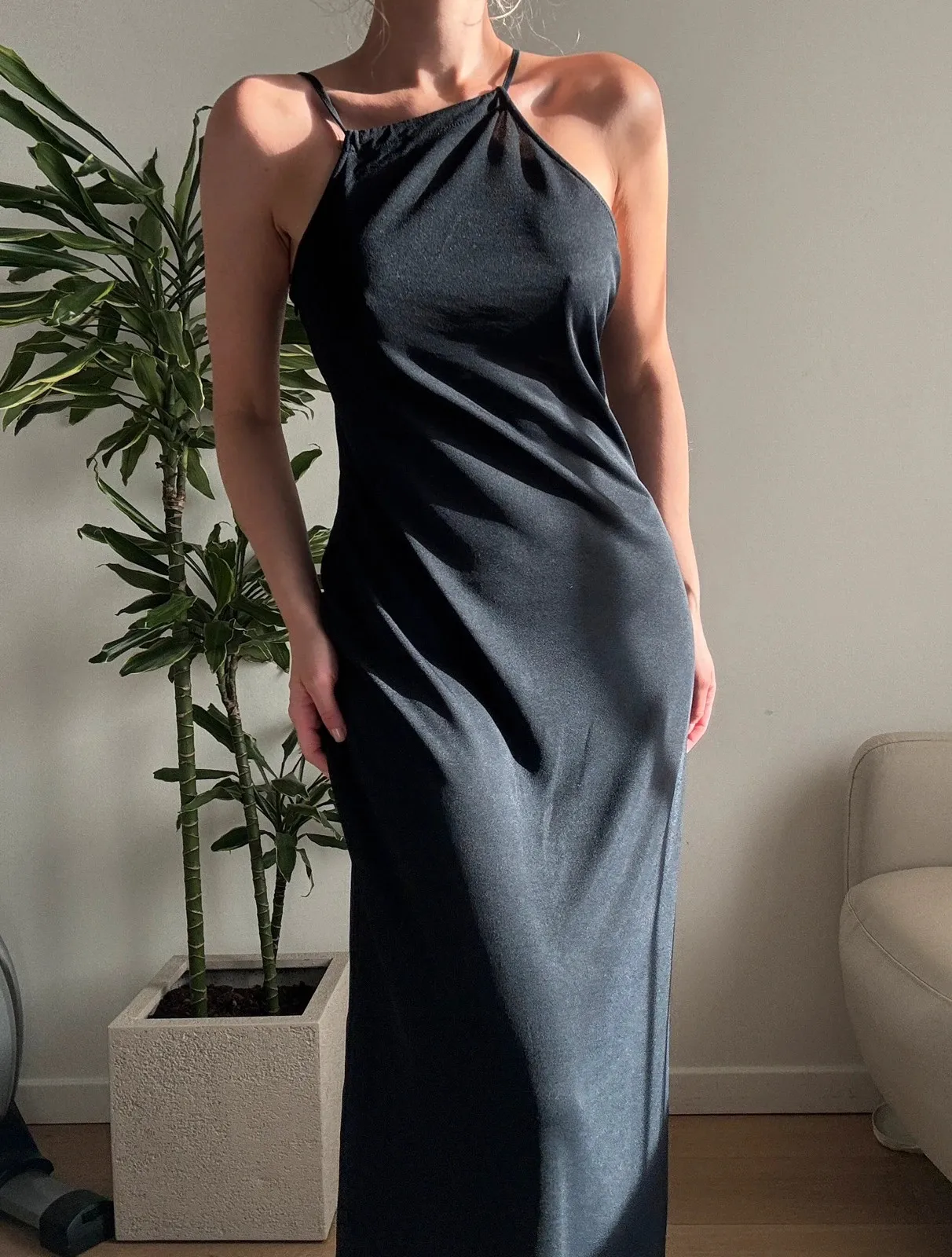 Elegant Marella long black dress with halter neck, thin straps and a beautiful fitted silhouette.
Size:
XS, but also fits a small S. (See photos for dimensions.)
• I wear S/M and am 1.63 m tall; for me, it's just a little too small at the bust, which gives you an idea of the fit in the photos.
Material:
Wash label missing, but the fabric looks like a comfortable stretch blend.
Flaws:
None
Fast shipping
Non-smoking home
No pets 1