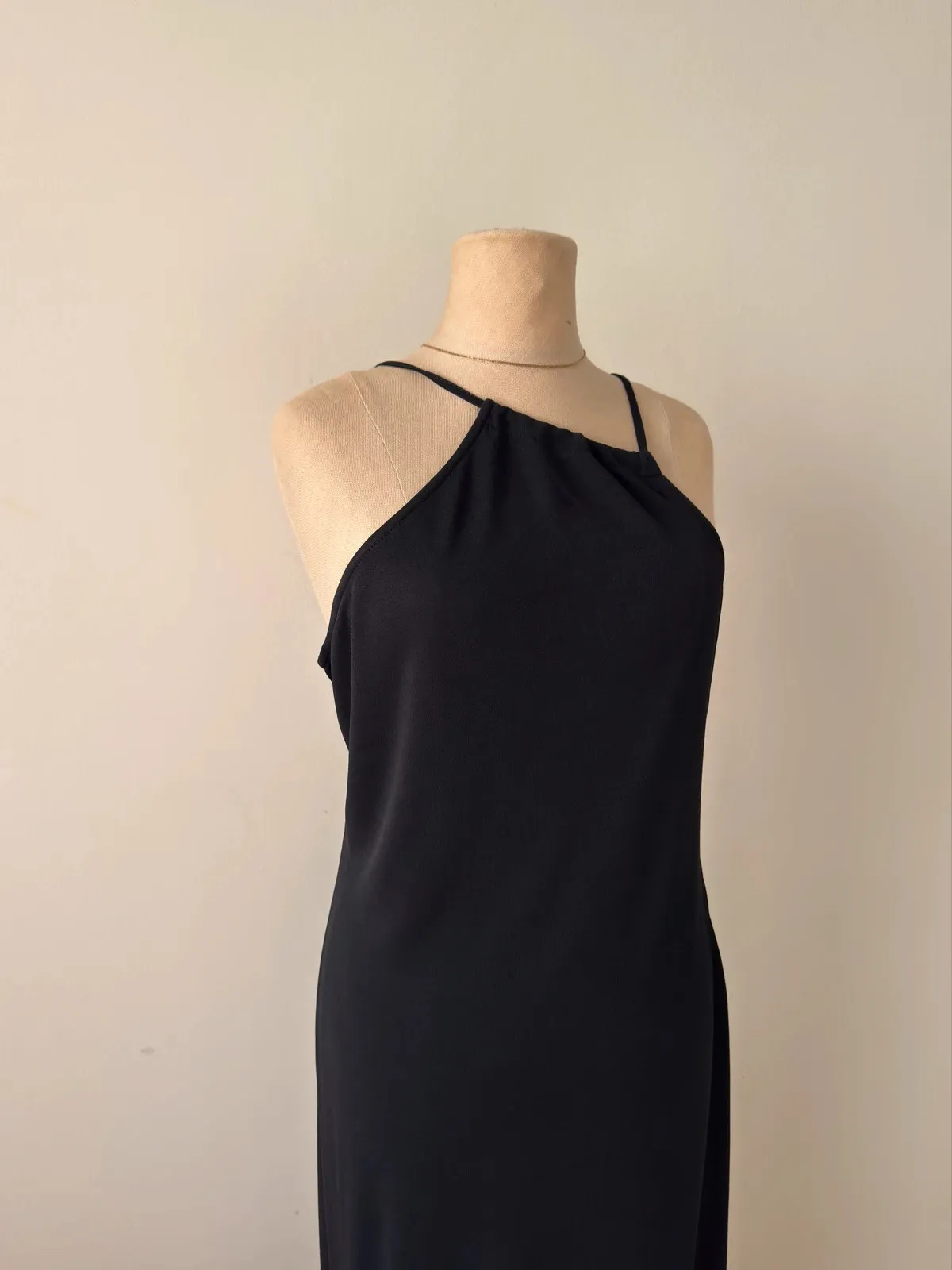 Elegant Marella long black dress with halter neck, thin straps and a beautiful fitted silhouette.
Size:
XS, but also fits a small S. (See photos for dimensions.)
• I wear S/M and am 1.63 m tall; for me, it's just a little too small at the bust, which gives you an idea of the fit in the photos.
Material:
Wash label missing, but the fabric looks like a comfortable stretch blend.
Flaws:
None
Fast shipping
Non-smoking home
No pets 3