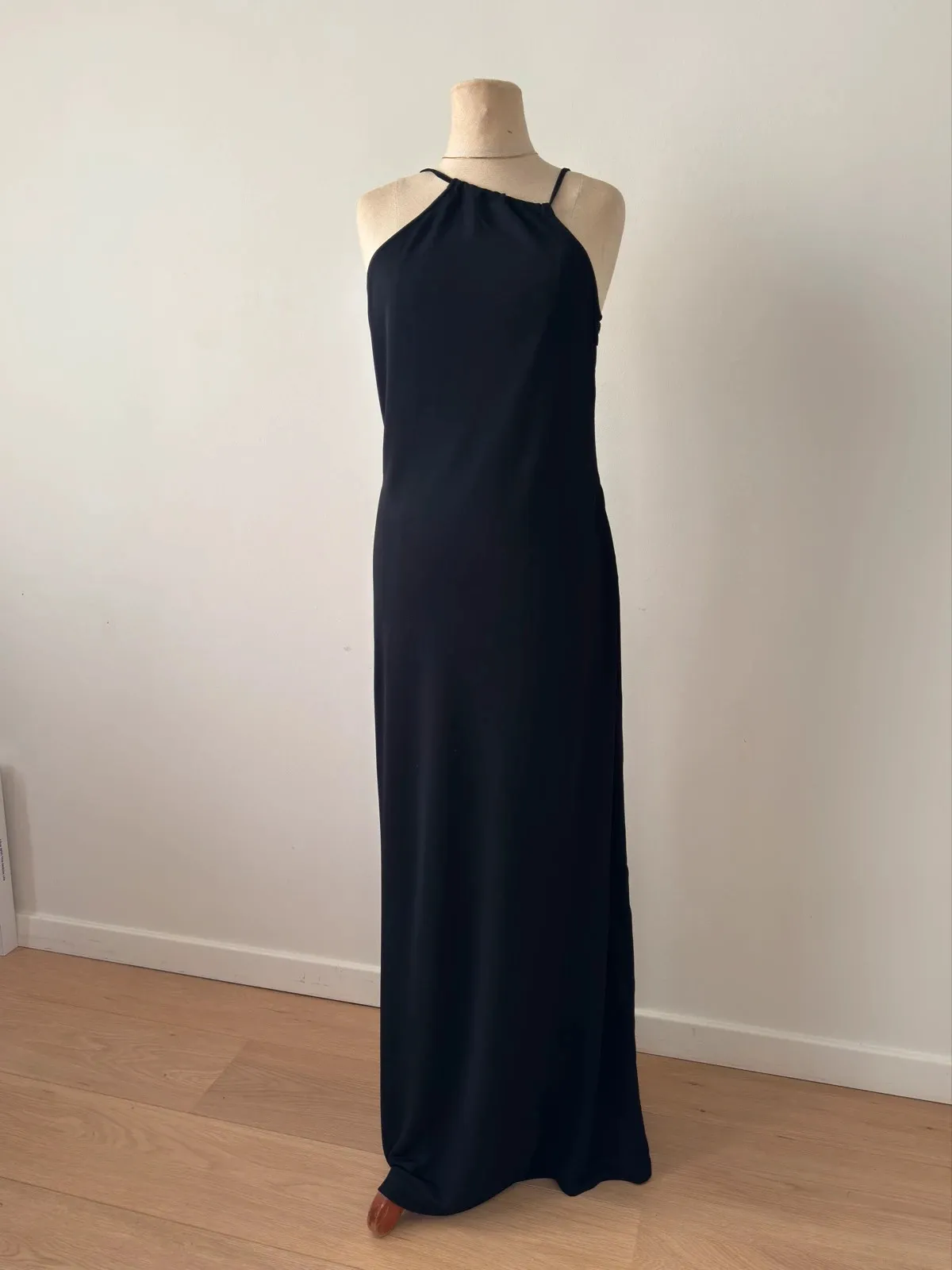 Elegant Marella long black dress with halter neck, thin straps and a beautiful fitted silhouette.
Size:
XS, but also fits a small S. (See photos for dimensions.)
• I wear S/M and am 1.63 m tall; for me, it's just a little too small at the bust, which gives you an idea of the fit in the photos.
Material:
Wash label missing, but the fabric looks like a comfortable stretch blend.
Flaws:
None
Fast shipping
Non-smoking home
No pets 2