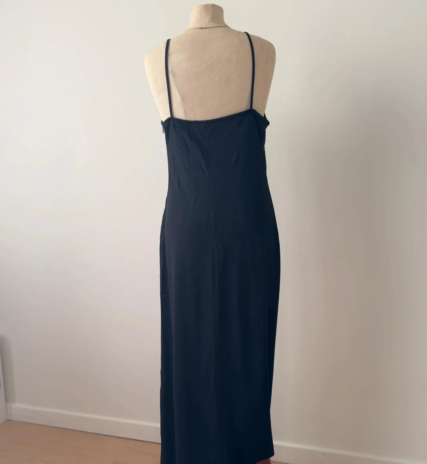 Elegant Marella long black dress with halter neck, thin straps and a beautiful fitted silhouette.
Size:
XS, but also fits a small S. (See photos for dimensions.)
• I wear S/M and am 1.63 m tall; for me, it's just a little too small at the bust, which gives you an idea of the fit in the photos.
Material:
Wash label missing, but the fabric looks like a comfortable stretch blend.
Flaws:
None
Fast shipping
Non-smoking home
No pets 4