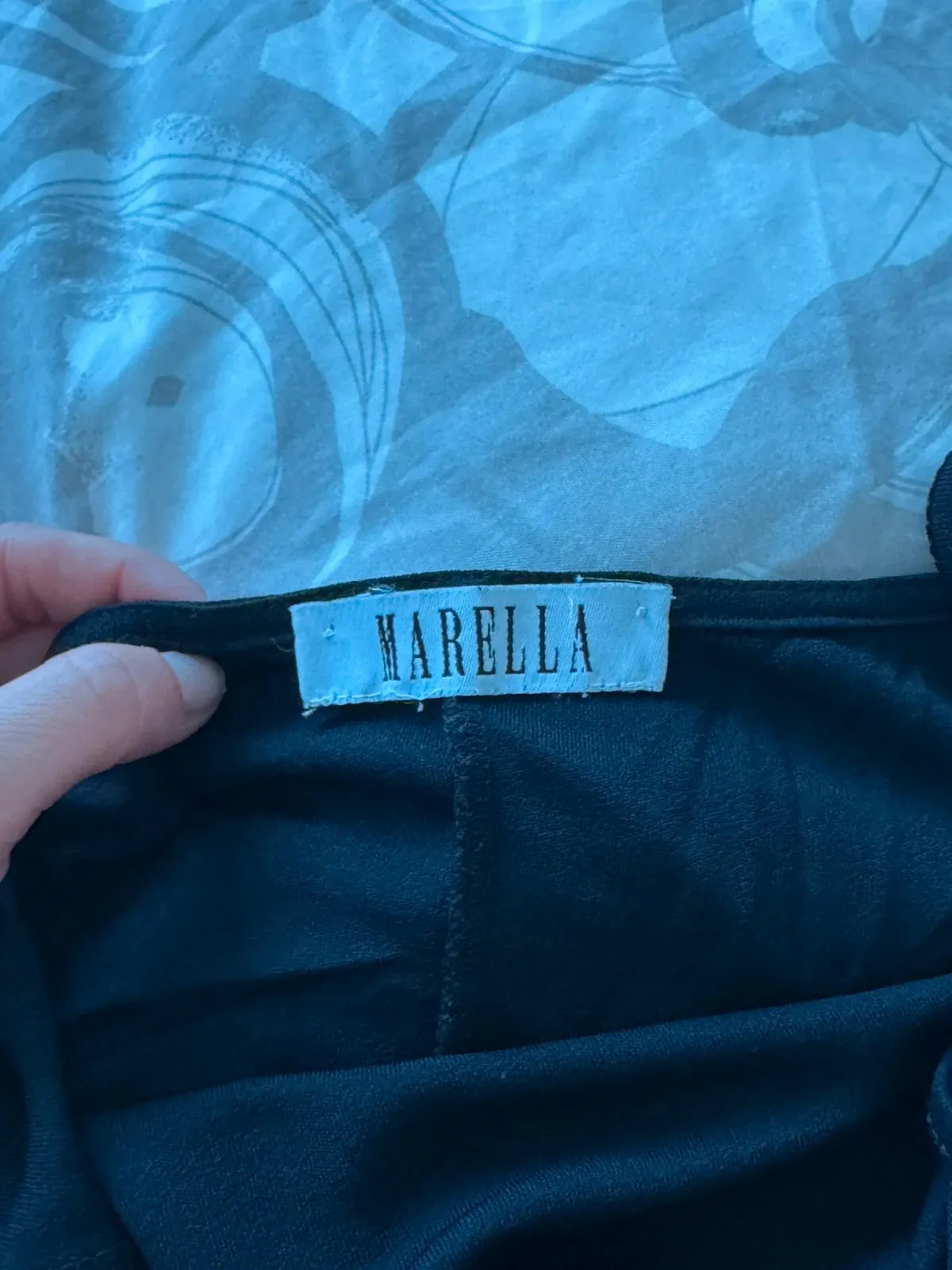 Elegant Marella long black dress with halter neck, thin straps and a beautiful fitted silhouette.
Size:
XS, but also fits a small S. (See photos for dimensions.)
• I wear S/M and am 1.63 m tall; for me, it's just a little too small at the bust, which gives you an idea of the fit in the photos.
Material:
Wash label missing, but the fabric looks like a comfortable stretch blend.
Flaws:
None
Fast shipping
Non-smoking home
No pets 5