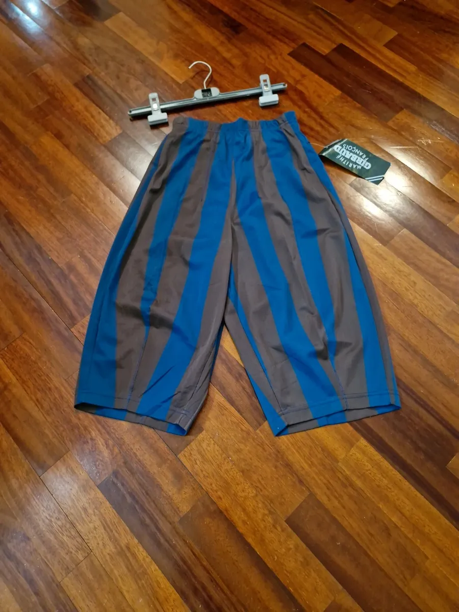 Marithè & Francois Girbaud Bermuda shorts, size 44. New with tags. Made in Italy in the late 80s from a fine and distinctive polyester fabric, typical of the brand. They feature a soft line on the thigh that tapers downwards. Stylistic creativity and design expertise merge in this iconic piece that transcends time. As shown in the photos, the Bermuda shorts are NEW with a plastic seal on the tag, making them a true rarity. Intended for collectors, brand enthusiasts, and anyone desiring a piece with vintage charm and contemporary appeal.
Runs very small.
Elasticated waistband.
Welt back pockets.
100% polyester fabric.
Made in Italy.