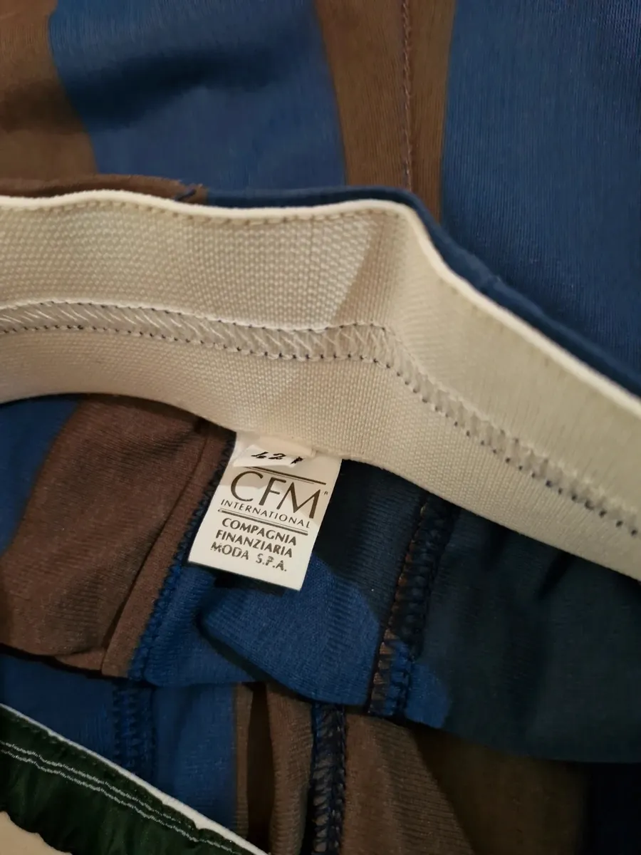 Bermuda Marithè & Francois Girbaud taille 44. Neufs avec étiquette. Fabriqués en Italie à la fin des années 80 dans un tissu polyester fin et particulier, typique de la maison. Ils présentent une ligne souple sur la cuisse qui se resserre vers le bas. Créativité stylistique et savoir-faire en matière de design fusionnent dans cette pièce iconique qui transcende le temps. Comme le montrent les photos, les bermudas sont NEUFS avec un sceau plastifié sur l'étiquette, ce qui en fait une véritable rareté. Destinés aux collectionneurs, aux amateurs de la marque et à quiconque désire une pièce au charme vintage et au goût contemporain.
Taille très petit.
Ceinture élastiquée.
Poches arrière passepoilées.
Tissu 100% polyester.
Fabriqué en Italie. 4