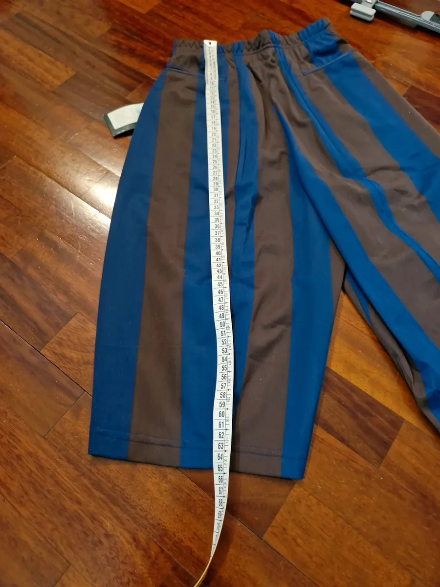 Bermuda Marithè & Francois Girbaud taille 44. Neufs avec étiquette. Fabriqués en Italie à la fin des années 80 dans un tissu polyester fin et particulier, typique de la maison. Ils présentent une ligne souple sur la cuisse qui se resserre vers le bas. Créativité stylistique et savoir-faire en matière de design fusionnent dans cette pièce iconique qui transcende le temps. Comme le montrent les photos, les bermudas sont NEUFS avec un sceau plastifié sur l'étiquette, ce qui en fait une véritable rareté. Destinés aux collectionneurs, aux amateurs de la marque et à quiconque désire une pièce au charme vintage et au goût contemporain.
Taille très petit.
Ceinture élastiquée.
Poches arrière passepoilées.
Tissu 100% polyester.
Fabriqué en Italie. 8