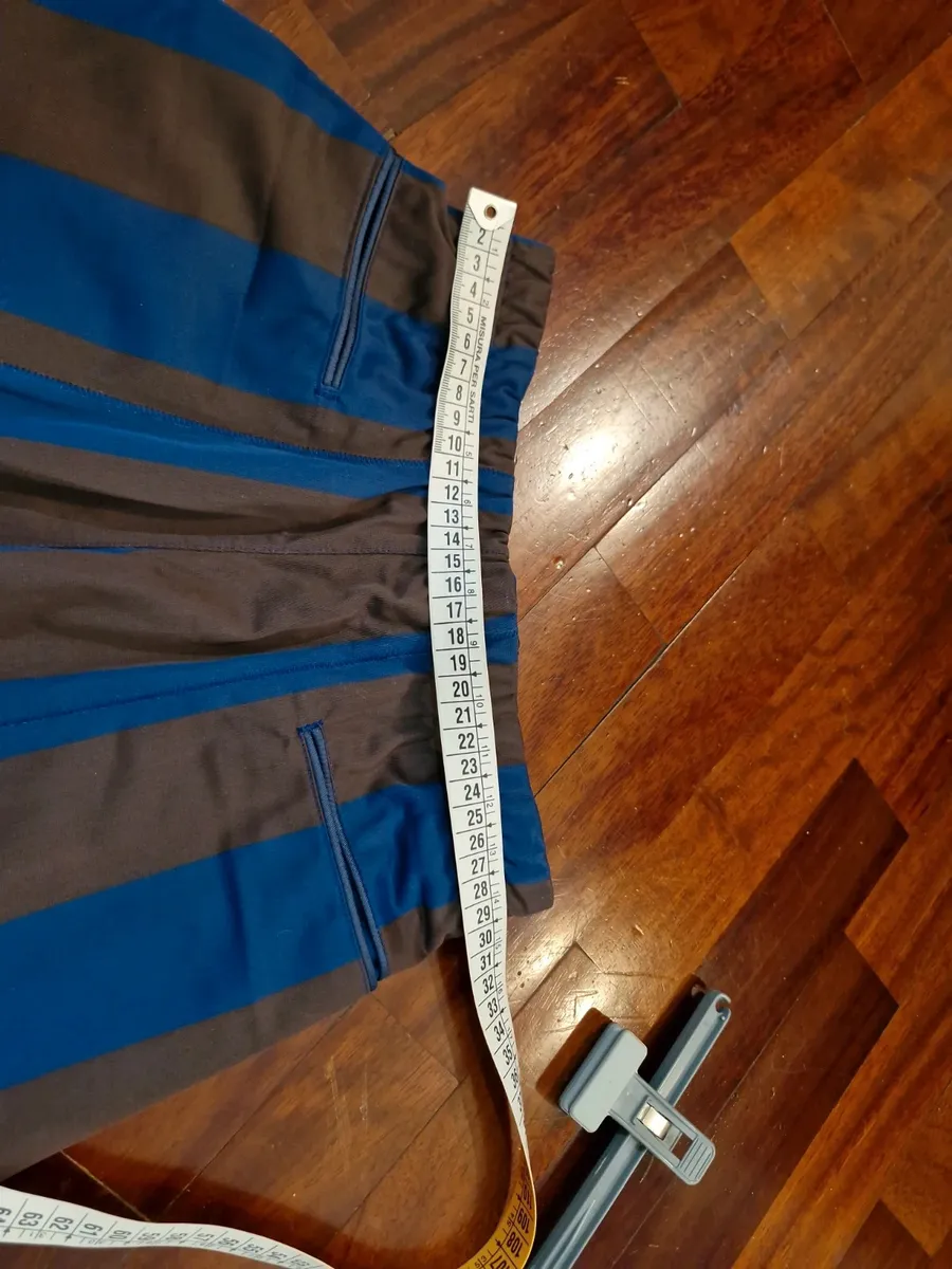 Bermuda Marithè & Francois Girbaud taille 44. Neufs avec étiquette. Fabriqués en Italie à la fin des années 80 dans un tissu polyester fin et particulier, typique de la maison. Ils présentent une ligne souple sur la cuisse qui se resserre vers le bas. Créativité stylistique et savoir-faire en matière de design fusionnent dans cette pièce iconique qui transcende le temps. Comme le montrent les photos, les bermudas sont NEUFS avec un sceau plastifié sur l'étiquette, ce qui en fait une véritable rareté. Destinés aux collectionneurs, aux amateurs de la marque et à quiconque désire une pièce au charme vintage et au goût contemporain.
Taille très petit.
Ceinture élastiquée.
Poches arrière passepoilées.
Tissu 100% polyester.
Fabriqué en Italie. 9