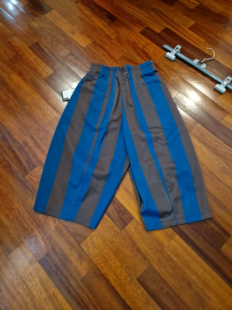 Bermuda Marithè & Francois Girbaud taille 44. Neufs avec étiquette. Fabriqués en Italie à la fin des années 80 dans un tissu polyester fin et particulier, typique de la maison. Ils présentent une ligne souple sur la cuisse qui se resserre vers le bas. Créativité stylistique et savoir-faire en matière de design fusionnent dans cette pièce iconique qui transcende le temps. Comme le montrent les photos, les bermudas sont NEUFS avec un sceau plastifié sur l'étiquette, ce qui en fait une véritable rareté. Destinés aux collectionneurs, aux amateurs de la marque et à quiconque désire une pièce au charme vintage et au goût contemporain.
Taille très petit.
Ceinture élastiquée.
Poches arrière passepoilées.
Tissu 100% polyester.
Fabriqué en Italie. 7