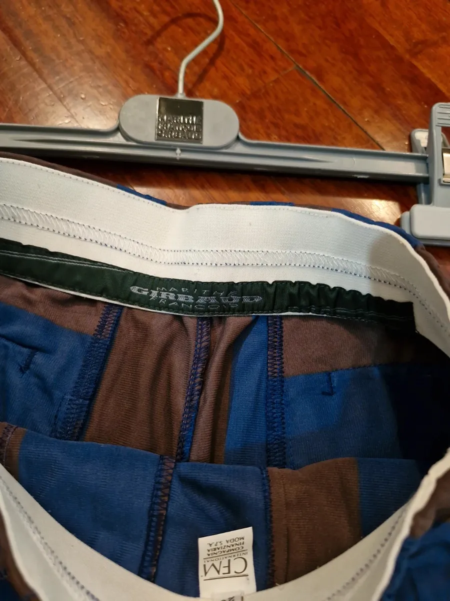 Bermuda Marithè & Francois Girbaud taille 44. Neufs avec étiquette. Fabriqués en Italie à la fin des années 80 dans un tissu polyester fin et particulier, typique de la maison. Ils présentent une ligne souple sur la cuisse qui se resserre vers le bas. Créativité stylistique et savoir-faire en matière de design fusionnent dans cette pièce iconique qui transcende le temps. Comme le montrent les photos, les bermudas sont NEUFS avec un sceau plastifié sur l'étiquette, ce qui en fait une véritable rareté. Destinés aux collectionneurs, aux amateurs de la marque et à quiconque désire une pièce au charme vintage et au goût contemporain.
Taille très petit.
Ceinture élastiquée.
Poches arrière passepoilées.
Tissu 100% polyester.
Fabriqué en Italie. 2