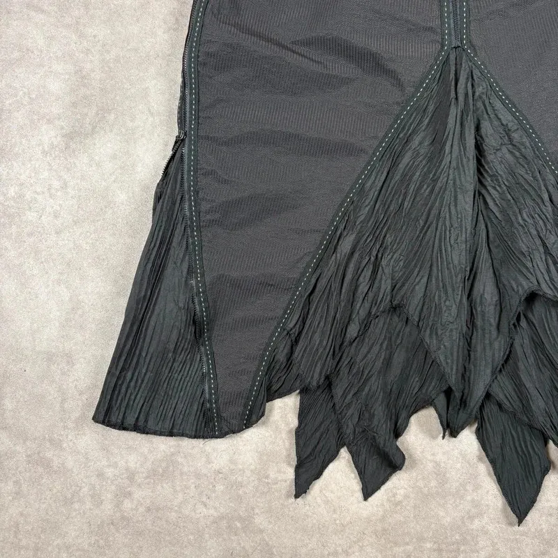 ❗️Merci de bien vérifier les mesures sur les dernières photos avant d’acheter❗️ Jupe asymétrique multi-zip L33 Vintage années 2000 Belle coupe Différents zip pour ajuster la coupe Doubles à la taille Bi-matière Légère et agréable à porter Équivalent taille L (40FR) > voir mesures en photos 6
