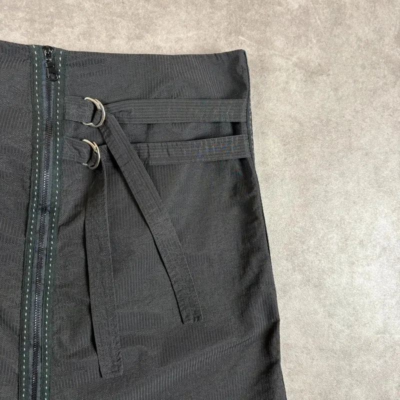 ❗️Merci de bien vérifier les mesures sur les dernières photos avant d’acheter❗️ Jupe asymétrique multi-zip L33 Vintage années 2000 Belle coupe Différents zip pour ajuster la coupe Doubles à la taille Bi-matière Légère et agréable à porter Équivalent taille L (40FR) > voir mesures en photos 9