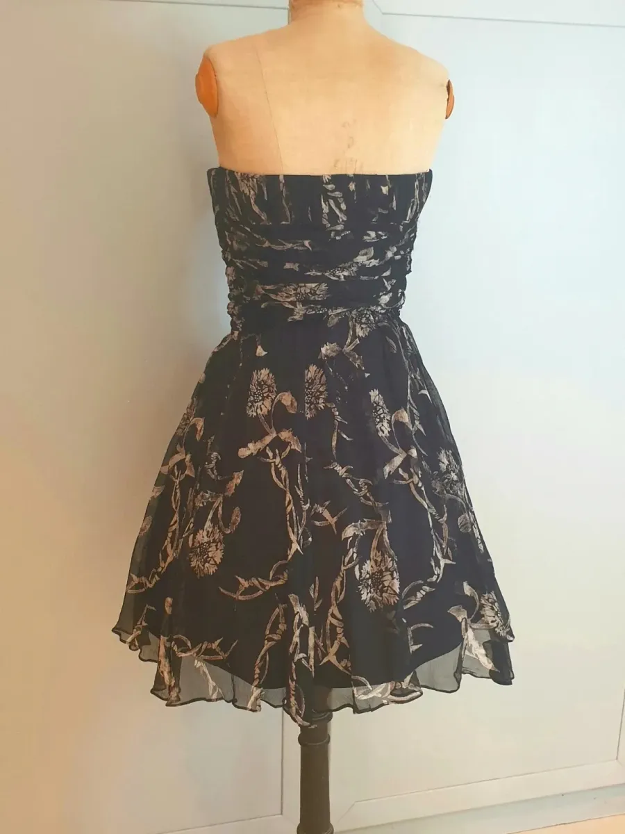 Robe bustier John Galliano, pièce de l'un des créateurs les plus inventifs de la mode. Très bon état. Taille M (38). 10