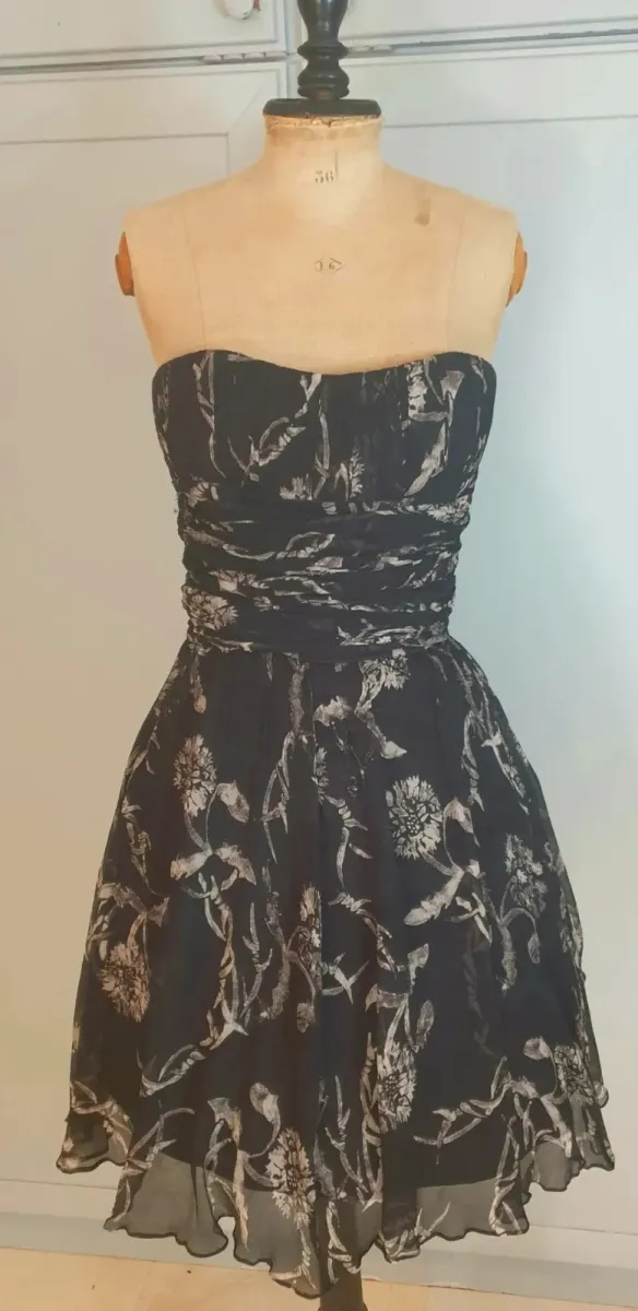 Robe bustier John Galliano, pièce de l'un des créateurs les plus inventifs de la mode. Très bon état. Taille M (38).