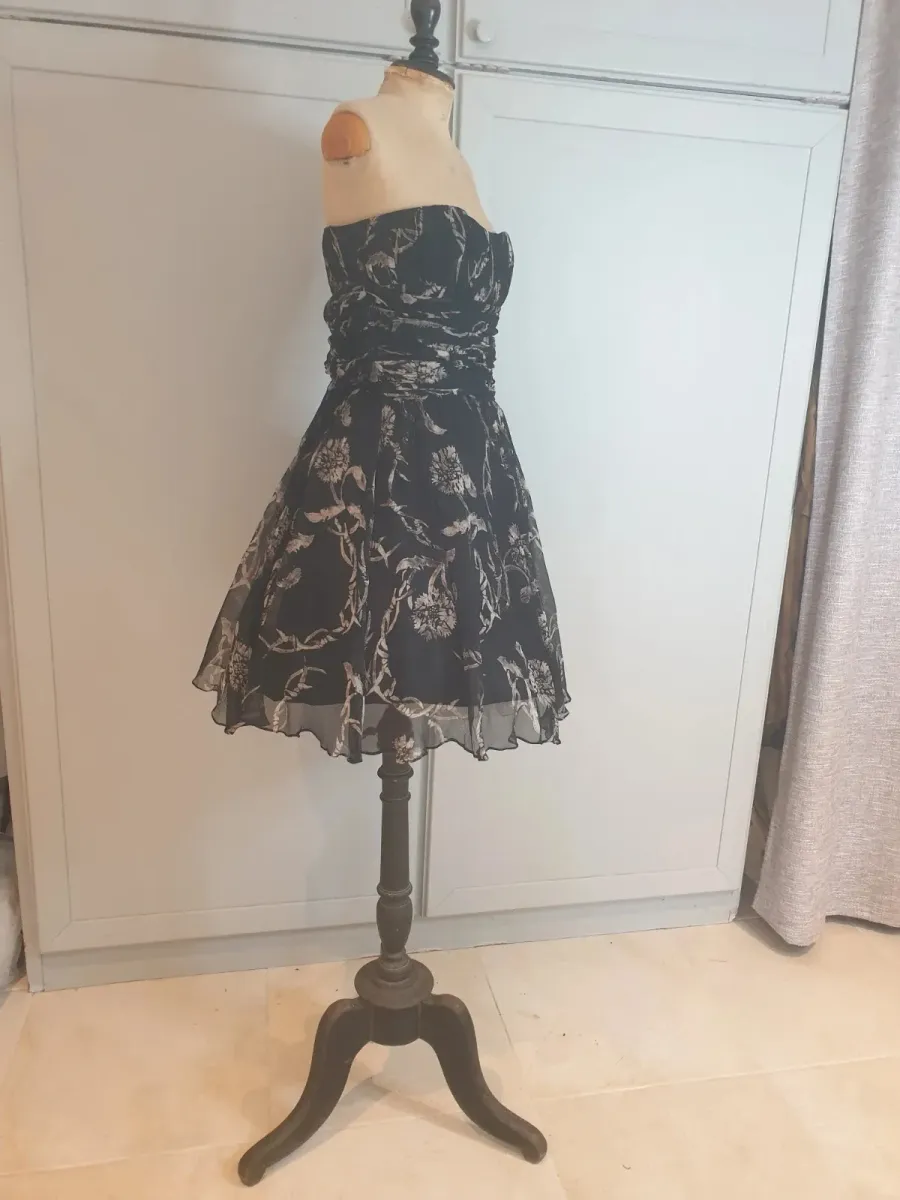 Robe bustier John Galliano, pièce de l'un des créateurs les plus inventifs de la mode. Très bon état. Taille M (38). 3