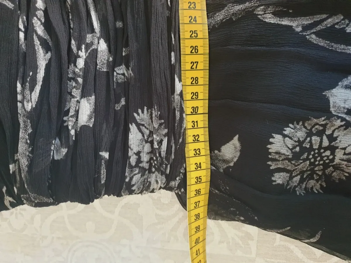 Robe bustier John Galliano, pièce de l'un des créateurs les plus inventifs de la mode. Très bon état. Taille M (38). 14