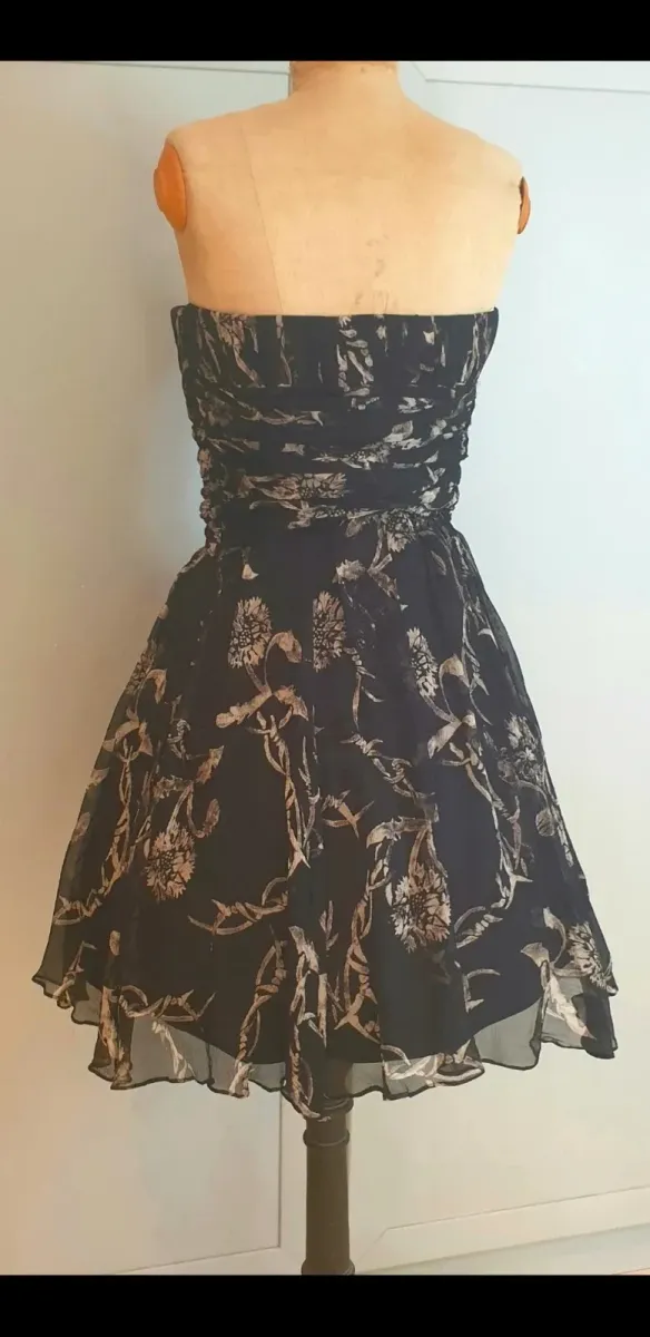 Robe bustier John Galliano, pièce de l'un des créateurs les plus inventifs de la mode. Très bon état. Taille M (38). 2