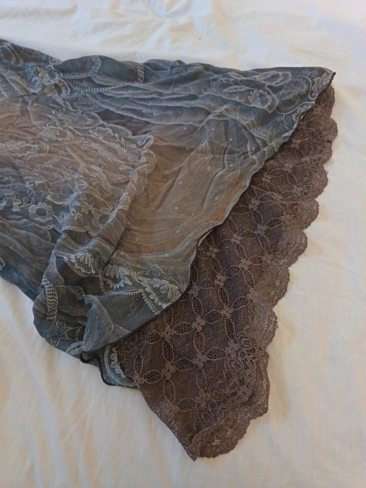 Asimmetrico con pizzo sul fondo. 100% seta esterna, 100%cotone la fodera. , made in Italy. 2
