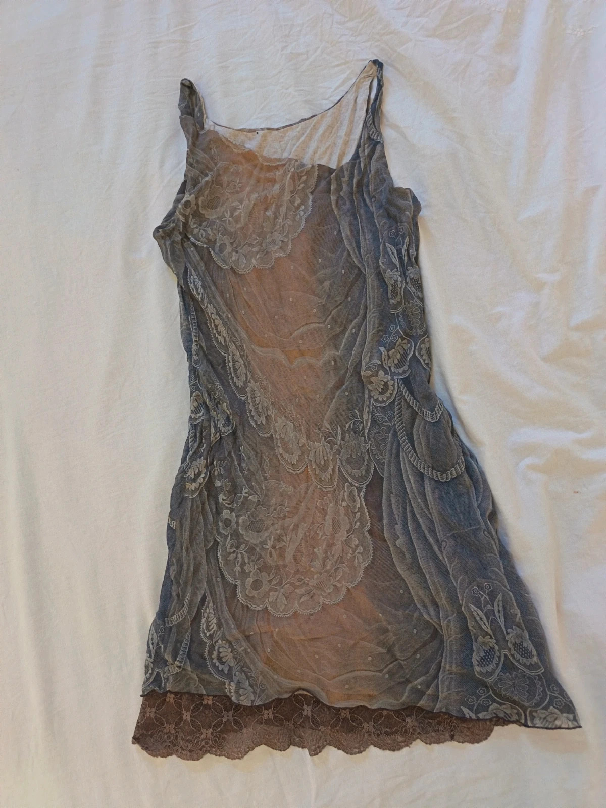 Asimmetrico con pizzo sul fondo. 100% seta esterna, 100%cotone la fodera. , made in Italy.