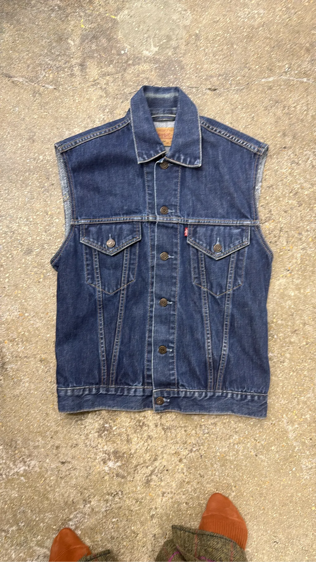 Veste en jean sans manches Levi's de couleur bleu foncé avec boutons métalliques. 2