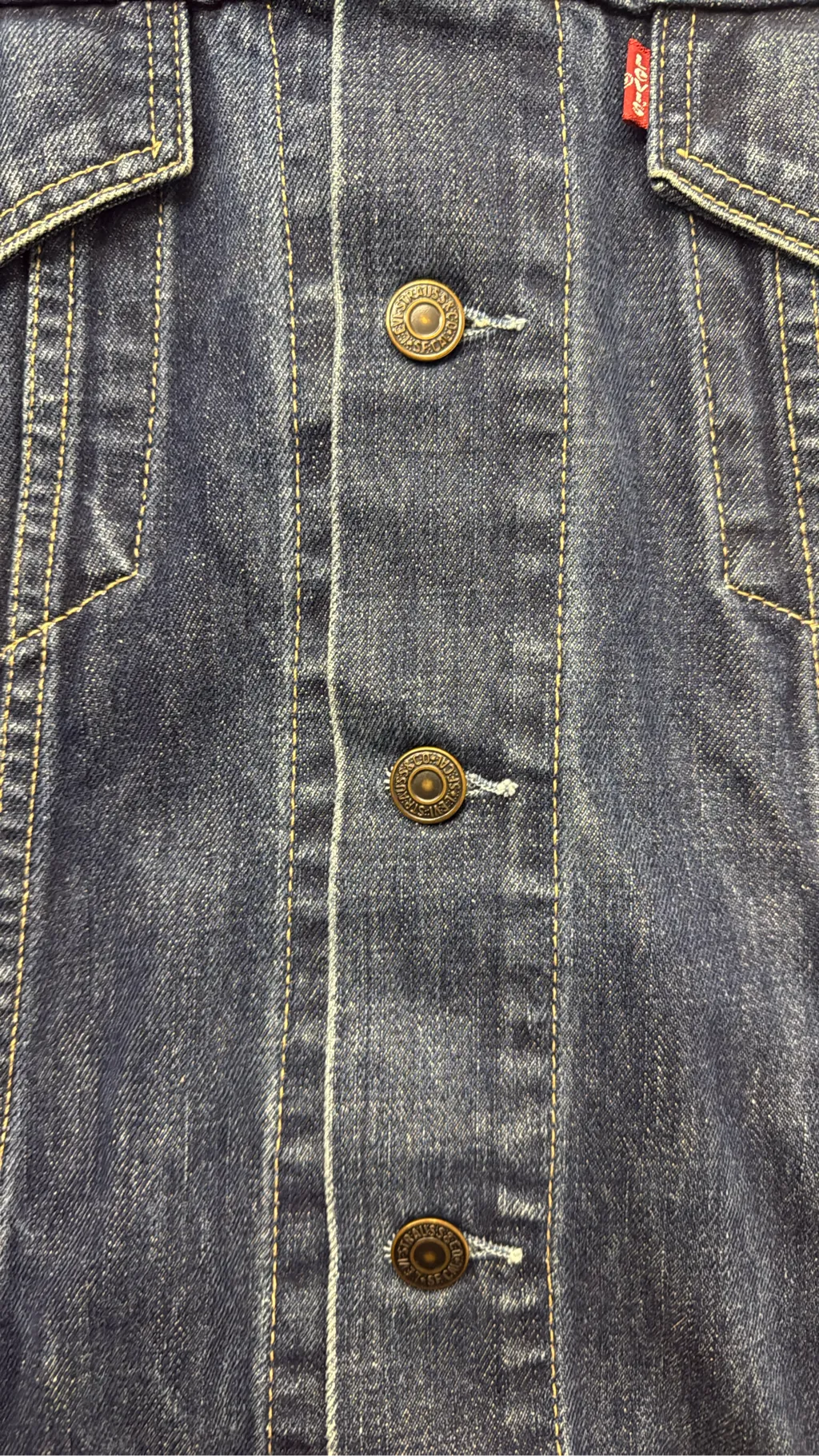 Veste en jean sans manches Levi's de couleur bleu foncé avec boutons métalliques. 3
