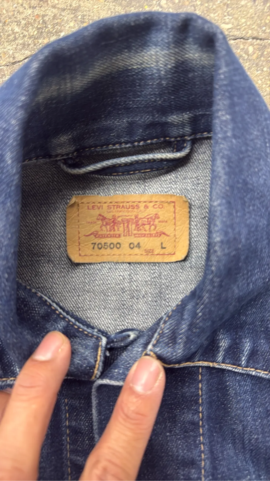 Veste en jean sans manches Levi's de couleur bleu foncé avec boutons métalliques. 4
