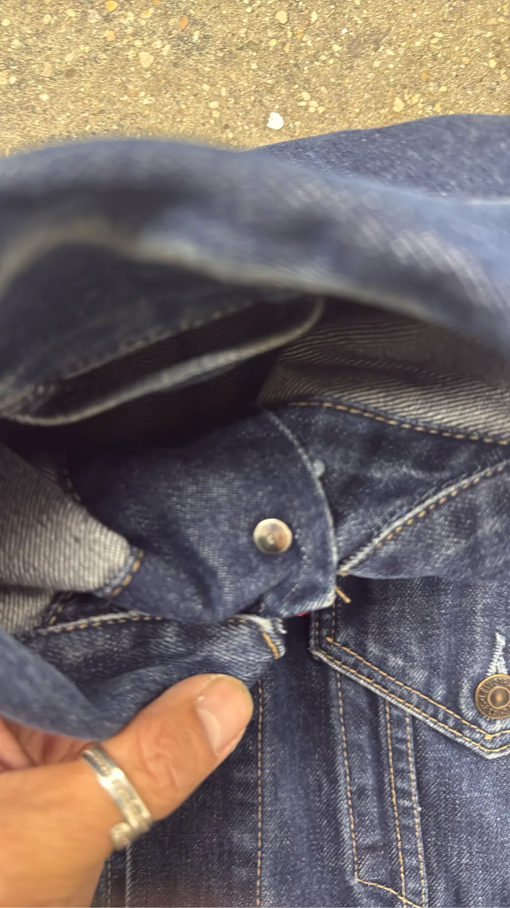 Veste en jean sans manches Levi's de couleur bleu foncé avec boutons métalliques. 5
