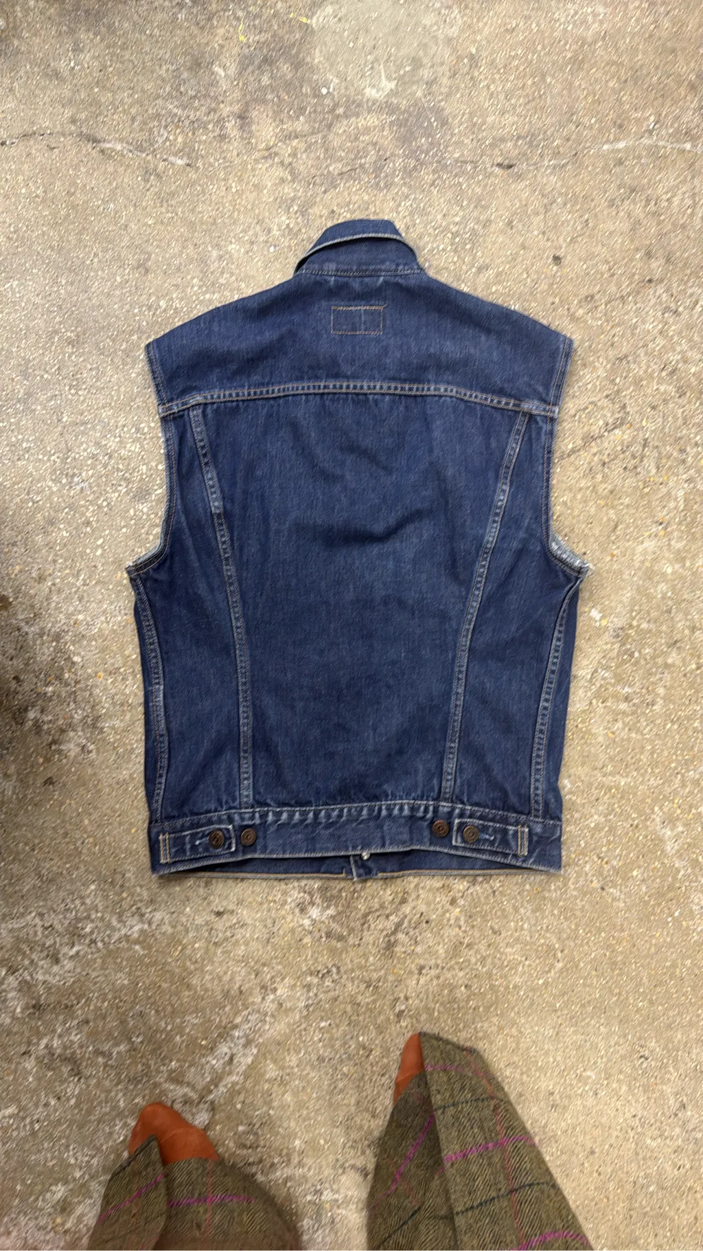 Veste en jean sans manches Levi's de couleur bleu foncé avec boutons métalliques. 6