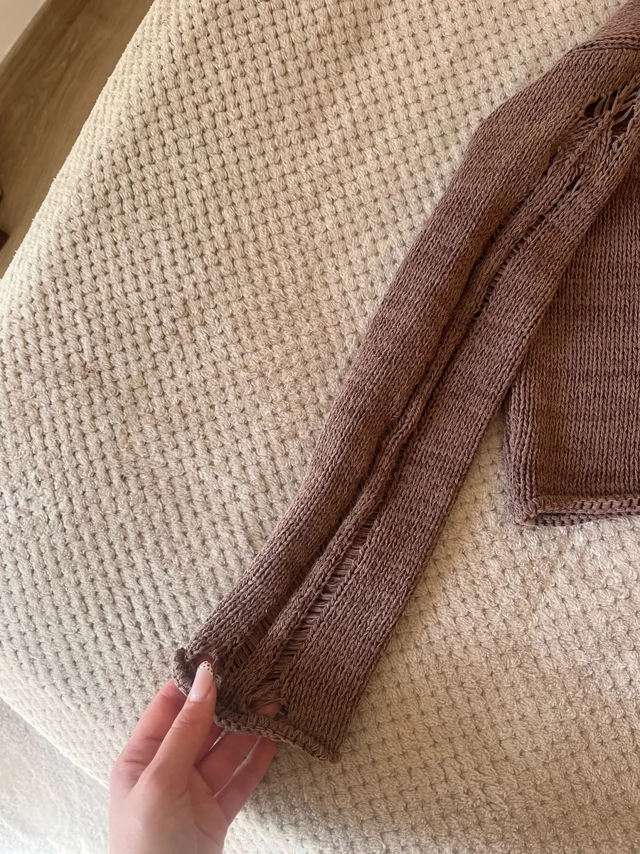 Valeur aux alentours des 200 euros (cf. Prix de la marque)
Présence d’elasthane
Légèrement crop
Agréable à porter ☺️ 4