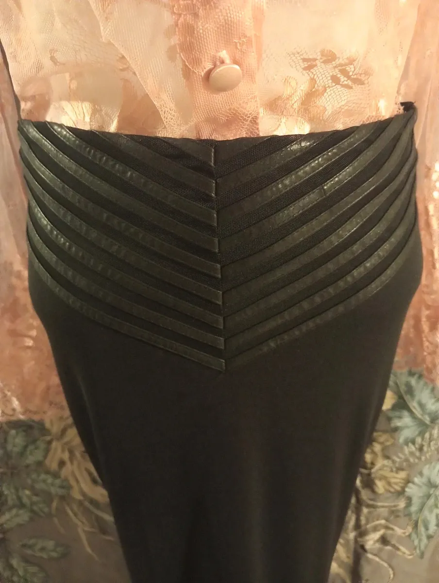Fermeture sur le côté 38/40Cette marque taille petit en jupe empiecement cuir