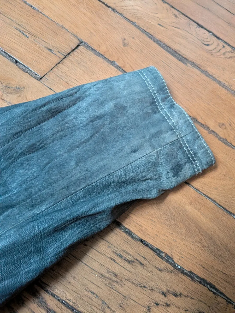 Vintage - cf les photos pour voir effet délavé sur l'article
Très bon état général et très original. Jolis détails de finitions
Coutures type brandebourg 8