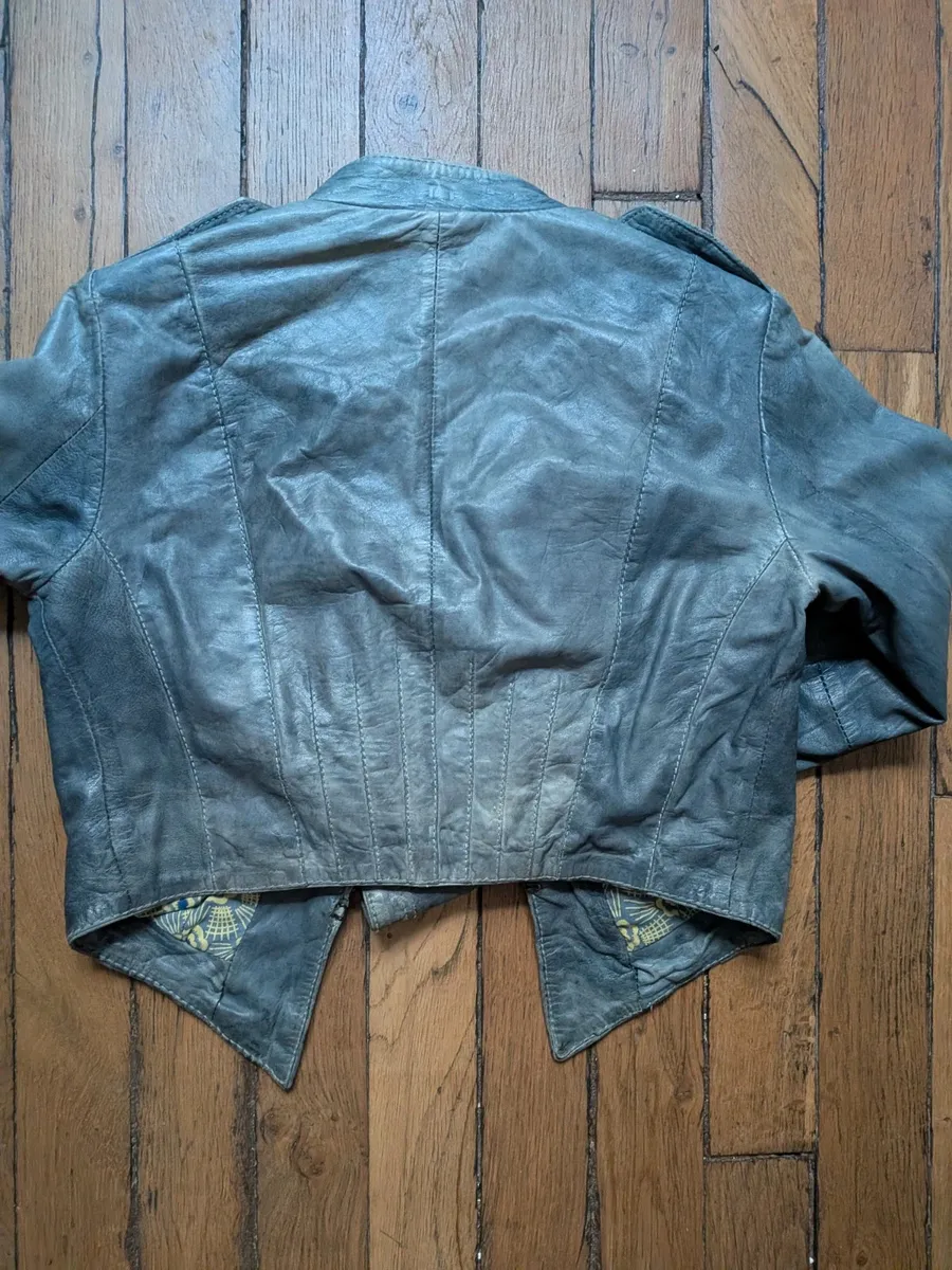 Vintage - cf les photos pour voir effet délavé sur l'article
Très bon état général et très original. Jolis détails de finitions
Coutures type brandebourg 10