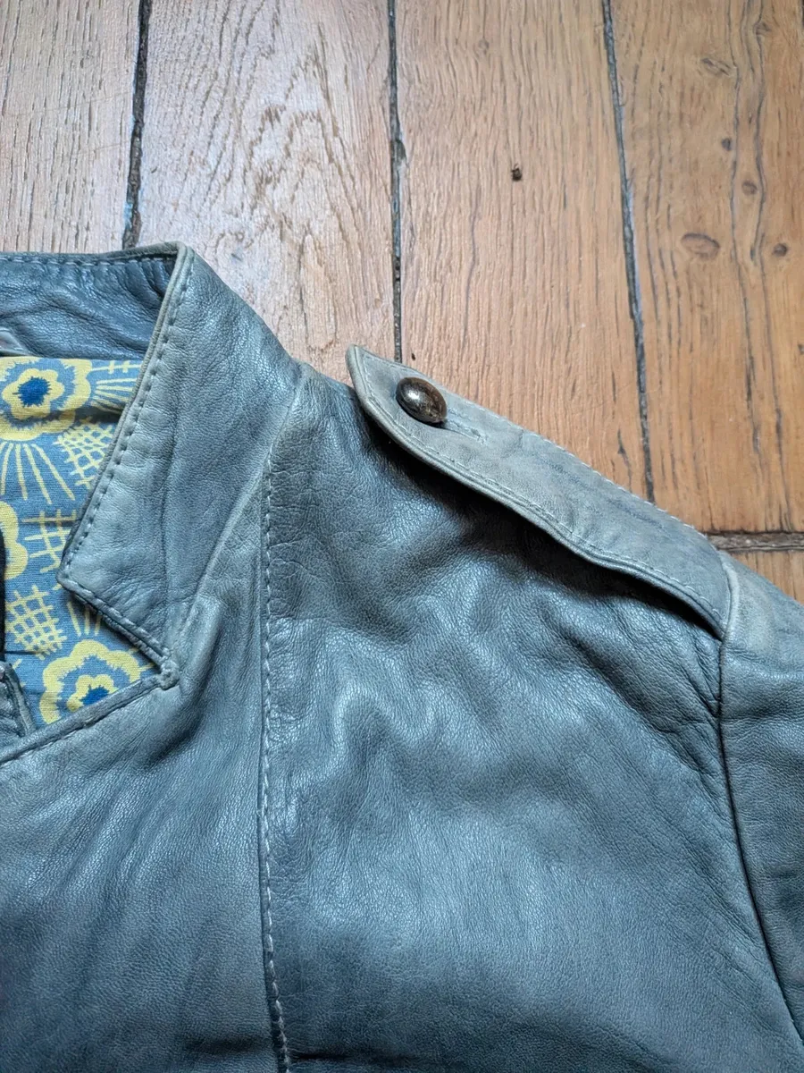 Vintage - cf les photos pour voir effet délavé sur l'article
Très bon état général et très original. Jolis détails de finitions
Coutures type brandebourg 3
