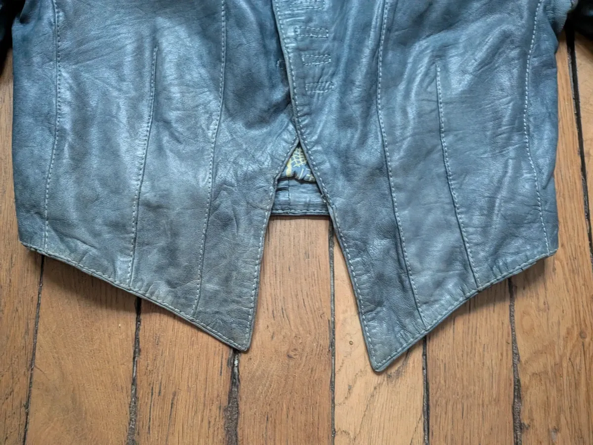Vintage - cf les photos pour voir effet délavé sur l'article
Très bon état général et très original. Jolis détails de finitions
Coutures type brandebourg 9